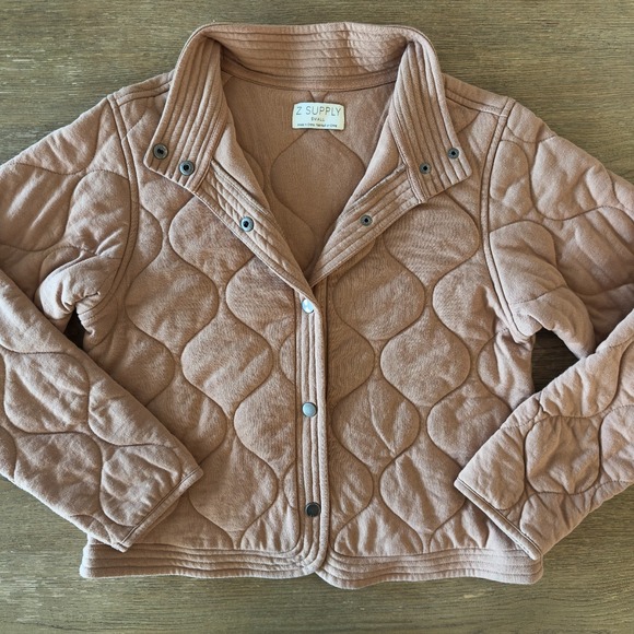 Z SUPPLY Redwood Quilted Jersey Jacket in Saddle-Snap Closure-Stand up Collar‎ - Picture 8 of 13